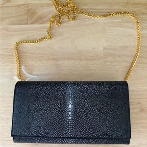 Vivo Stingray Clutch with Gold Chain